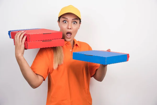 Megdöbbent Futár Kezében Pizza Dobozok Fehér Háttér Kiváló Minőségű Fénykép — Stock Fotó