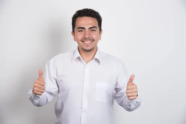 Jovem Empresário Mostrando Polegares Fundo Branco Foto Alta Qualidade — Fotografia de Stock