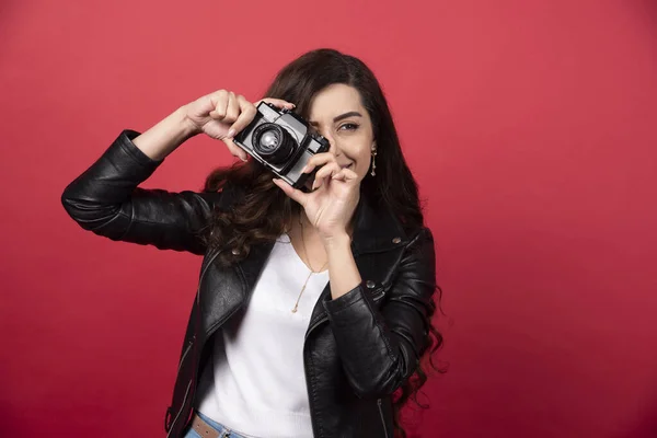 Fotografo Donna Scattare Foto Con Una Macchina Fotografica Uno Sfondo — Foto Stock