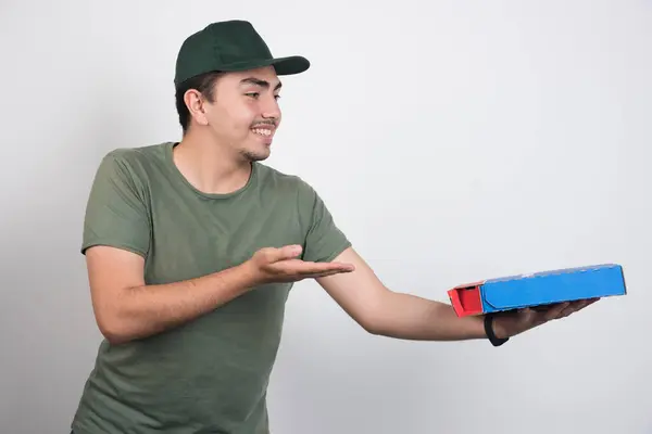 Mensajero Positivo Sosteniendo Pizza Sobre Fondo Blanco Foto Alta Calidad —  Fotos de Stock