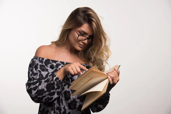 Ung Kvinna Glasögon Läser Bok Vit Bakgrund Högkvalitativt Foto — Stockfoto