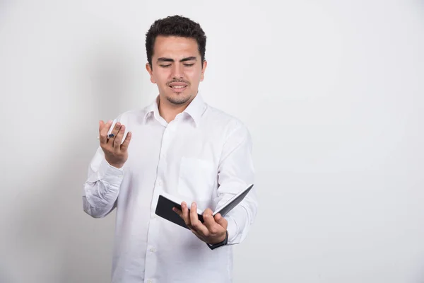 Verrückter Geschäftsmann Liest Notizbuch Auf Weißem Hintergrund Hochwertiges Foto — Stockfoto