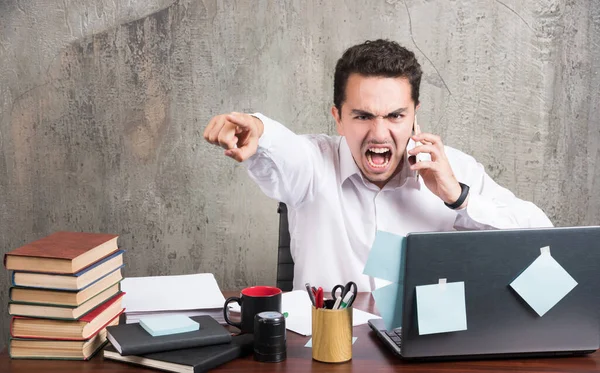 Hombre Negocios Enojado Hablando Con Teléfono Escritorio Oficina Foto Alta —  Fotos de Stock