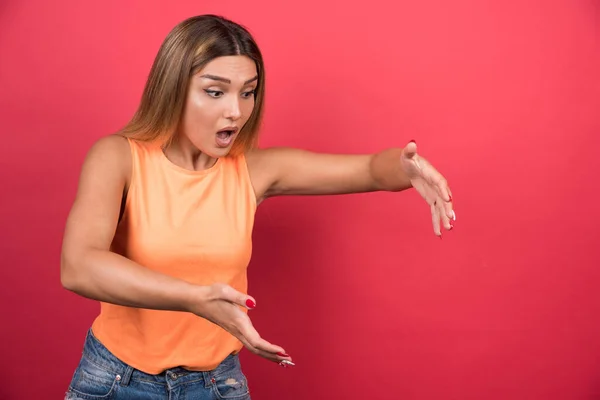 Pretty Young Woman Holding Empty Space Palm Looking Front Red — Stock Photo, Image