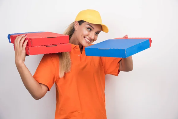 Boldog Futár Kezében Pizza Dobozok Fehér Háttérrel Kiváló Minőségű Fénykép — Stock Fotó