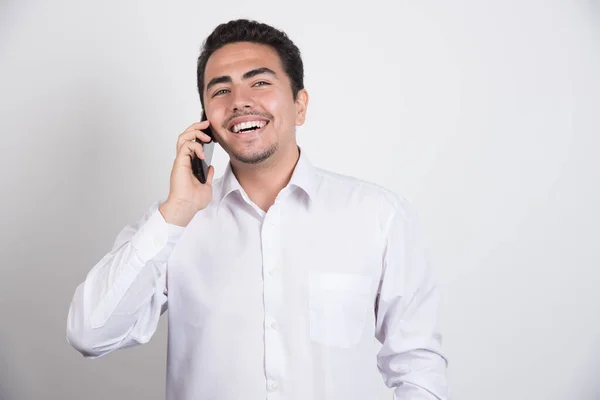 微笑的商人在白色背景下与电话交谈 高质量的照片 — 图库照片