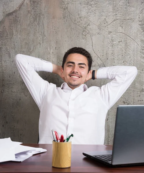 Funcionário Sorridente Com Folhas Papel Sentado Mesa Foto Alta Qualidade — Fotografia de Stock