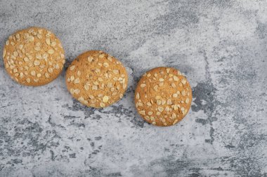 Taş bir masanın üzerine susamlı yulaf ezmeli kurabiyeler. Yüksek kalite fotoğraf