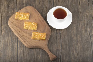 Çekirdekli tatlı krakerler ve bir fincan sıcak çay. Yüksek kalite fotoğraf