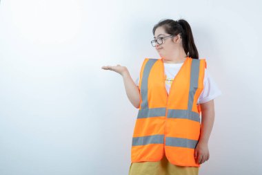 Gözlüklü genç bayan mühendis beyaz arka planda açık alan tutuyor. Yüksek kalite fotoğraf