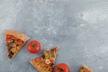 Beyaz arka planda taze kırmızı domatesli pizza dilimleri. Yüksek kalite fotoğraf