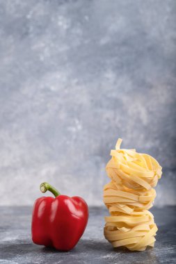 Çiğ tagliatelle makarnalı kırmızı biber. Yüksek kalite fotoğraf