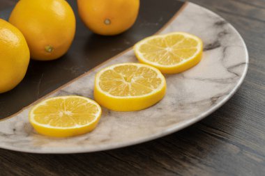 Tabaktaki sulu limon dilimlerinin fotoğrafını kapat. Yüksek kalite fotoğraf