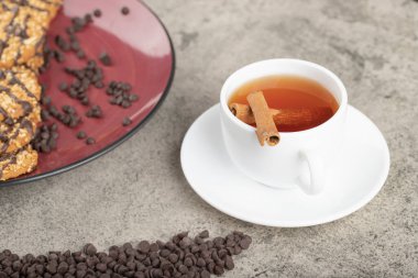 Kırmızı tabak tatlı bisküvi ve bir fincan siyah çay. Yüksek kalite fotoğraf