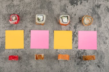 Soya soslu suşi ve taştan bir arka planda renkli kare çıkartmalar. Yüksek kalite fotoğraf