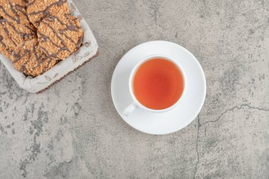 Sepette çikolata jöleli leziz çoklu tahıllı kurabiyeler ve bir fincan çay. Yüksek kalite fotoğraf