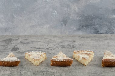 Arkaplanda hindistan cevizi parçacıkları olan lezzetli bir pasta dilimleri. Yüksek kalite fotoğraf