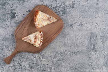 Tahta kesme tahtasının en üst manzarasında lezzetli pastalar var. Yüksek kalite fotoğraf