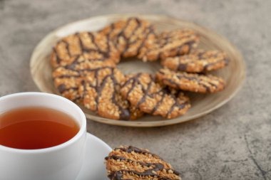 Bir tabak jöleli kurabiye ve bir fincan çay. Yüksek kalite fotoğraf