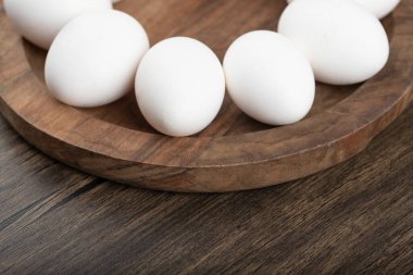 Taze yumurta yığını. Ahşap tepside taze yumurtaların fotoğrafını çek. Yüksek kalite fotoğraf