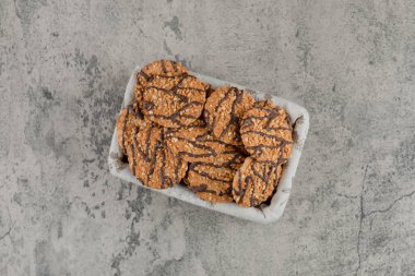 Sepetinde çikolata jöleli leziz taze çoklu tahıllı kurabiyeler. Yüksek kalite fotoğraf