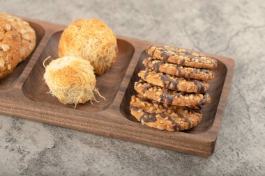 Tahta tabakta, taşa konmuş tatlı tatlılar. Yüksek kalite fotoğraf