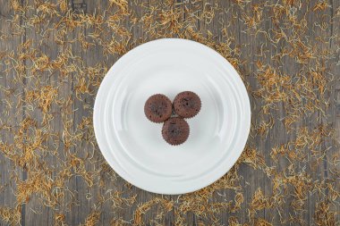 Tahta masada beyaz çikolatalı browni tabağı. Yüksek kalite fotoğraf
