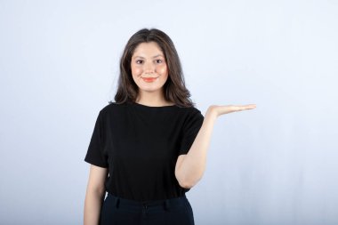 Beyaz arka planda duran siyahlı genç kadın portresi. Yüksek kalite fotoğraf