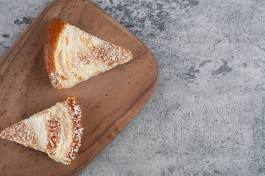 Tahta kesme tahtasının en üst manzarasında lezzetli pastalar var. Yüksek kalite fotoğraf