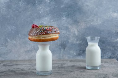 Bir bardak sütün üzerine çikolata parçacıklı donut. Yüksek kalite fotoğraf