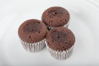 Beyaz bir tabağa yerleştirilmiş çikolatalı kekler. Yüksek kalite fotoğraf