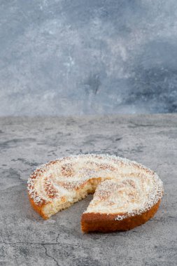 Mermer bir arka fona yerleştirilmiş yuvarlak ve lezzetli bir pasta. Yüksek kalite fotoğraf