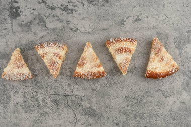 Taş bir zemine yerleştirilmiş lezzetli pasta seti. Yüksek kalite fotoğraf