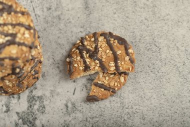 Taşa fındık konmuş bir yığın yulaflı çikolatalı bisküvi. Yüksek kalite fotoğraf