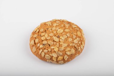 Beyaz arka plana yerleştirilmiş çok tahıllı kurabiyeler. Yüksek kalite fotoğraf