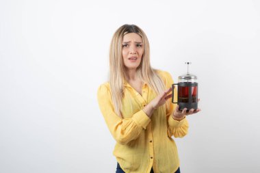 Elinde çaydanlık tutan genç ve güzel bir kadın modeli. Yüksek kalite fotoğraf