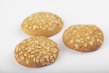 Beyaz arka plana yerleştirilmiş çok tahıllı kurabiyeler. Yüksek kalite fotoğraf