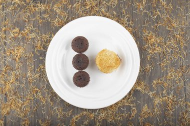 Beyaz bir tabağa yerleştirilmiş çeşitli tatlı atıştırmalıklar. Yüksek kalite fotoğraf