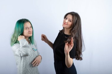 Beyaz arka planda gülümseyen iki bayan arkadaş. Yüksek kalite fotoğraf