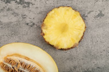 Yarım dilimlenmiş kavun ve arka planda ananas dilimi. Yüksek kalite fotoğraf