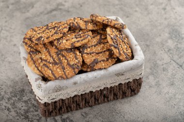 Hasır sepette jöleli çikolatayla süslenmiş yulaflı bisküviler. Yüksek kalite fotoğraf