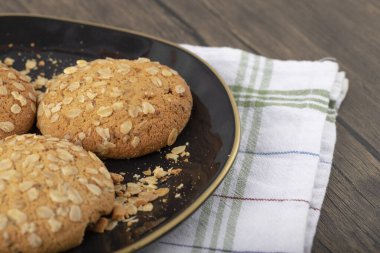 Tahta masaya yerleştirilmiş çok tahıllı kurabiyeler. Yüksek kalite fotoğraf