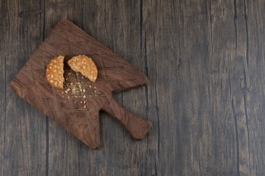 Tahta bir kesme tahtasına yerleştirilmiş tahıllı lezzetli kurabiyeler. Yüksek kalite fotoğraf