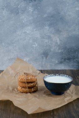 Mısır gevreği ve bir kase taze sütle bir yığın lezzetli kurabiye. Yüksek kalite fotoğraf