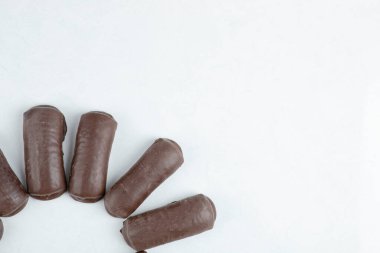 Beyaz arka planda izole edilmiş süt kremalı çikolatalı rulo. Yüksek kalite fotoğraf