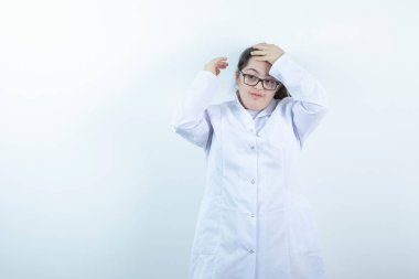 Doktor üniformalı genç bir kız ayakta ve poz veriyor. Yüksek kalite fotoğraf