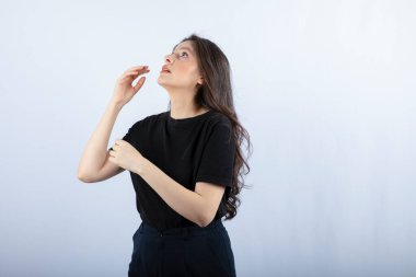 Siyah elbiseli genç bir kadının portresi bir yere bakıyor. Yüksek kalite fotoğraf