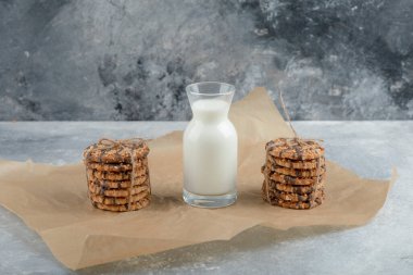 Tohumlu, çikolatalı ve mermer kaplamalı lezzetli bisküviler. Yüksek kalite fotoğraf