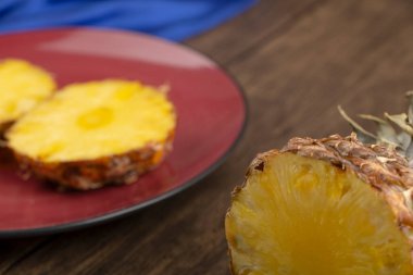 Tahta bir masanın üzerine iki taze olgun ananas dilimi. Yüksek kalite fotoğraf