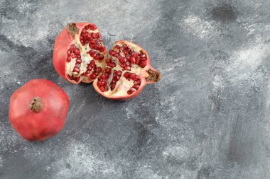 İki tam nar ve arkaplanda dilimlenmiş nar. Yüksek kalite fotoğraf